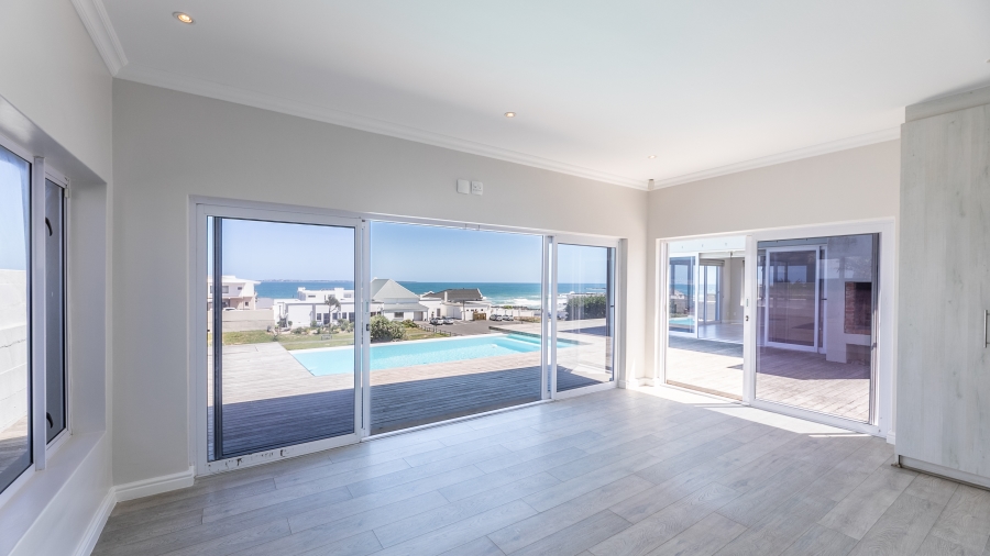 To Let 4 Bedroom Property for Rent in Bloubergstrand Western Cape